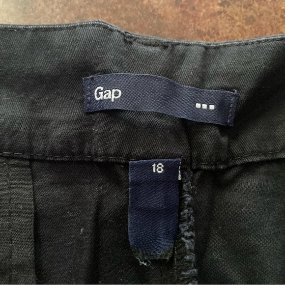 Ladies Black Gap Shorts - Picture 2 of 2